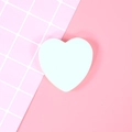 Biglietto adesivo minimalista a forma di cuore verde menta su carta a quadretti rosa - Stile Cuore