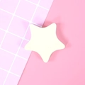 Post-it a forma di stella giallo chiaro su sfondo rosa a quadretti e tinta unita - Stile Stella
