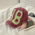 Detailansicht der burgunderroten Vintage-Baseballkappe mit ausgefransten Kanten und Stickerei - L / Burgunderrot