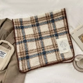 Écharpe d'hiver en laine d'agneau synthétique à carreaux marron et bleu sur un lit - Carreaux Beige Café