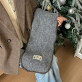 Écharpe en cachemire gris foncé avec bords surjetés marron et étiquette tissée chic - 135-175CM / Gris clair