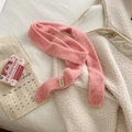 Elegante sciarpa in maglia rosa abbinata a un gilet beige in pelliccia sintetica stile rustico - Rosa