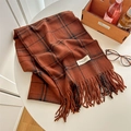 Eleganter karierter Kaschmir-Imitat-Schal in Karamellorange mit weichen Fransen - Karamell