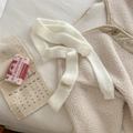 Sciarpa di peluche bianca da donna con etichetta su sfondo di gilet in pile accogliente - Bianco