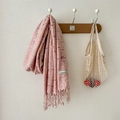 Roze geruite sjaal van imitatiekasjmier met franjes en modelabel aan de wand - 196cm x 65cm / Roze
