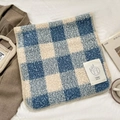 Écharpe à carreaux bleu et beige en imitation laine d'agneau avec étiquette tissée - Carreaux Bleu Ciel