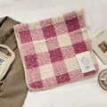 Écharpe à damier rose et bordeaux en imitation laine d'agneau avec étiquette logo - Rose Écossais