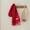 Zachte rode geruite sjaal met kasjmiergevoel, franjes en modelabel hangend aan houten haak - 196cm x 65cm / Rood