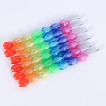 Primer plano de 7 lápices apilables de colores con puntas transparentes y segmentos arcoíris - Arcoíris