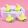 Lot de quatre voitures à friction canard jaune pour enfants sur support rose - Style Petit Canard Jaune