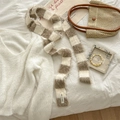 Bruin-wit geblokte pluche sjaal met KN STUDIO label op een zachte witte trui - Khaki Beige