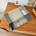 Detail of 100% pure wool scarf tag showing soft material and grey plaid texture - 188x32cm / Gray Beige Color Block (8)