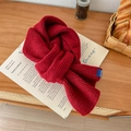 Sciarpa di maglia bordeaux spessa con trama a grana grossa ed etichetta blu decorativa - Rosso / 60-80cm