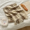 Off-white geruite sjaal met franjes en schattig teddyzakje van zacht imitatiekasjmier - Inclusief opbergtas / Off-wit