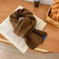 Sciarpa in maglia marrone caramello con etichetta blu su sfondo di tavolo in legno rustico - Marrone Caffè / 60-80cm