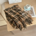Sciarpa scozzese marrone e verde con frange ed etichetta 'Autumn in Love' su legno - Oltre 175cm / Stile Maillard