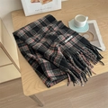 Sciarpa classica a quadri rosa e blu con frange su tavolo di legno per inverno - Oltre 175cm / Nero