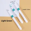 Macro-opname van de mintgroene acrylstift met details over de lengte van 12,8 cm en de punt - Lichtgroen