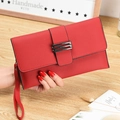 Pochette enveloppe en cuir rouge à texture litchi avec boucle en métal noir - Rouge