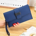 Pochette enveloppe bleu foncé avec texture litchi et boucle à trois bandes métal - Bleu