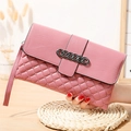 Pochette en cuir rose matelassé avec chaîne en métal et dragonne tenue à la main - Rose