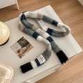 Bunt gestreifter Strickschal in Blau, Grau und Beige mit dezentem Markenetikett - Regenbogenstreifen-04
