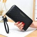 Lange schwarze Handgelenktasche mit Schmetterlingsprägung und goldenem Quastenanhänger - Schwarz