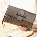Pochette en cuir marron matelassé avec chaîne métallique et dragonne pour femme - Kaki