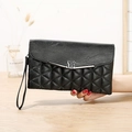 Elegante bolso de mano acolchado en piel sintética negra con cierre de mariposa metálica - Negro