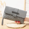 Pochette chic en cuir gris matelassé avec chaîne métallique et dragonne souple - Gris clair