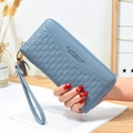 Himmelblaue lange Damen Geldbörse aus Leder mit Litschimuster, Handschlaufe und Quaste - Hellblau