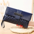Petit sac bandoulière en cuir souple bleu foncé avec matelassage et chaîne chic - Bleu foncé