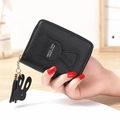 Cartera corta negra con cremallera, relieve de gato y colgante de borla de conejo - Negro