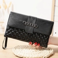 Pochette femme en cuir noir matelassé avec décoration de chaîne en métal et dragonne - Noir