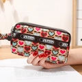 Pochette à trois fermetures avec imprimé cœurs, sangle FASHION et poignée amovible - Cœur