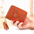 Cartera marrón para mujer con corte de gato, textura de cuero y colgante de conejo - Marrón