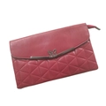 Elegante bolso sobre burdeos en cuero PU acolchado con detalle de mariposa metálica - Granate