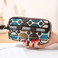 Pochette à poignet multicouche zippée avec imprimé géométrique bleu et beige - Grande Taille