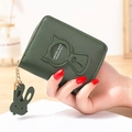 Cartera corta verde oscuro con cremallera, diseño de gato y colgante de conejo - Verde