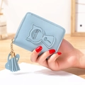 Mini billetera azul claro con diseño de gato, cremallera y borla para mujer - Azul