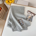 Sciarpa grigia in maglia di lana con ricamo a bassotto e logo alla moda - Sciarpa—Grigio Chiaro