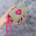 Portafoglio corto verde in pelle PU con toppa a cuore e nappina a corda rosa - Verde