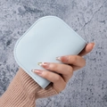 Piccolo portafoglio donna azzurro in pelle con cuciture fini e fessure per le carte - Blu