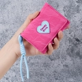 Portafoglio pieghevole rosa con patch cuore azzurro e cordino intrecciato in mano - Rosa Rossa