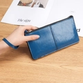 Portafoglio lungo blu da donna con cinturino, cerniera e trama in pelle litchi - Blu