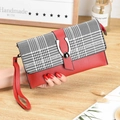 Cartera larga roja con patrón de cuadros, hebilla en U plateada y correa de muñeca - Rojo