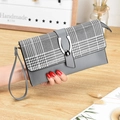 Cartera larga para mujer en cuero gris a cuadros con asa de mano y hebilla en U - Gris