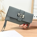 Elegante graue Clutch aus Leder mit silberner Schleifenschnalle und Trageschlaufe - Grau