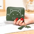 Kurzes minimalistisches dunkelgrünes Portemonnaie mit Katzenprint und Stern-Quasten - Grün