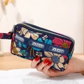 Pochette bleu marine à imprimé floral avec trois fermetures éclair et dragonne - Grandes Fleurs